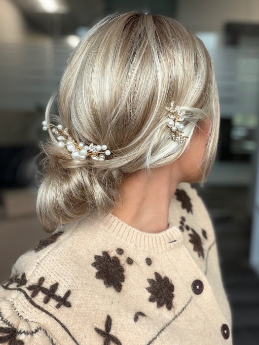 Roxie is wearing MIRANDA by JON RENAU (STYLED) in 101/88/27S8 CATALINA BLONDE | Pale blonde with Pure White Natural Violet halo highlights, shaded medium brown