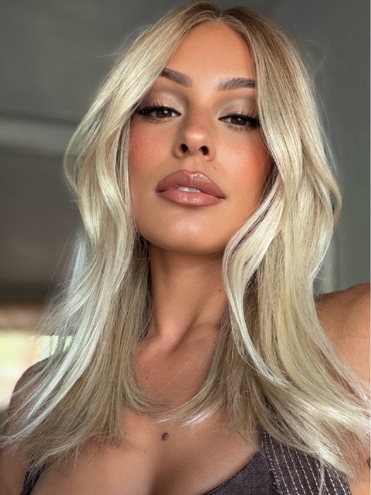Roxie wearing BOX OFFICE BEAUTY by RAQUEL WELCH in SS19/23 SHADED BISCUIT | Cool Platinum Blonde with subtle highlights and Medium Brown roots
