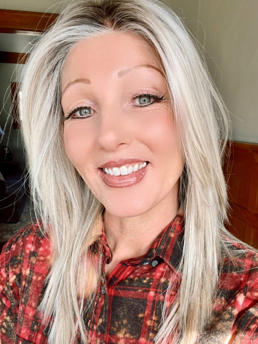 Alicia F. @wigginout wearing WELL PLAYED by RAQUEL WELCH in color RL19/23SS SHADED BISCUIT | Cool Platinum blonde with subtle highlights and medium brown roots