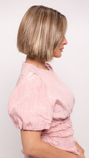 Roxie wearing CUTTING EDGE by RAQUEL WELCH in GF9-24SS ICED CAFÉ LATTE | Dark Brown shaded with Golden Brown