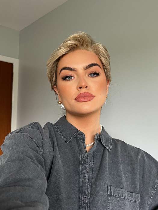 Olivia McVeigh @oliviamcveigh_ wearing WINNER ELITE by RAQUEL WELCH WIGS in color R1621S+ GLAZED SAND | Medium Honey Blonde With Platinum Blonde Highlights and Ash Brown Lowlights