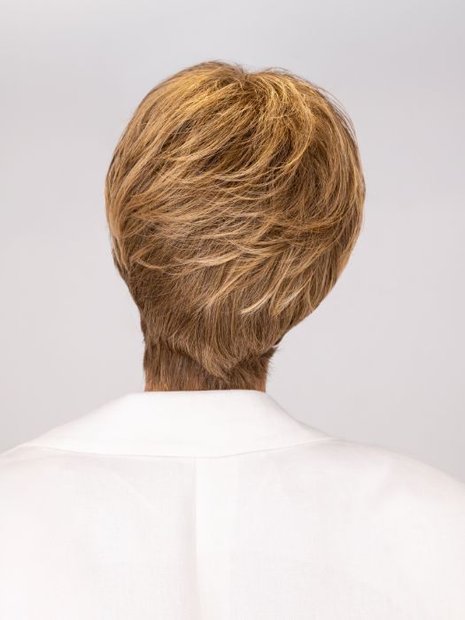 Model is wearing SHARI by ENVY in color 24/18 FROSTED | Light Brown with Wheat Blonde blended highlights