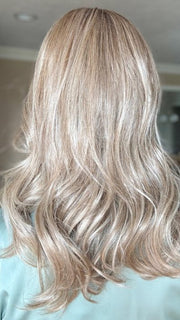 Sandy wearing ROBERTS by BELLETRESS in BUTTERCAKE BLONDE-R | A neutral-warm blonde blend featuring light brown, ash, and lightest blonde tones with natural-looking darker roots for added depth and realism.