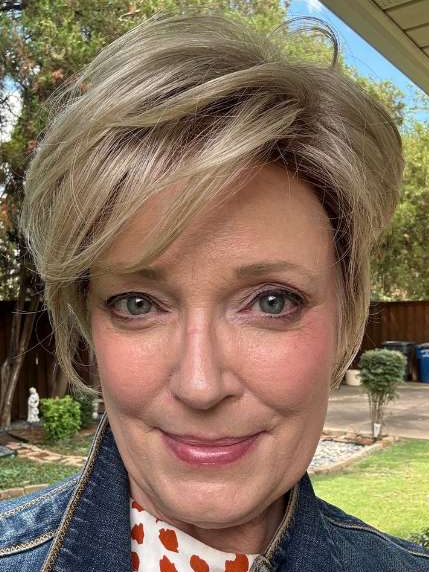Mel B. @mels.be.ageless wearing LUNA by JON RENAU in color FS17/101S18 PALM SPRINGS BLONDE | Light Ash Blonde with Pure White Natural Violet Bold Highlights, Shaded with Dark Natural Ash Blonde
PPC MAIN IMAGE
