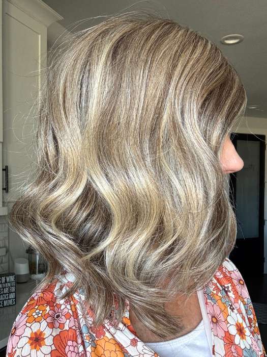 Lisa Mullins @beautifulyouwigreviews wearing Bella Vida by Raquel Welch in shade RL12/22SS SHADED CAPPUCCINO | Light Golden Brown Evenly Blended with Cool Platinum Blonde Highlights with Dark Roots