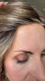 Lisa Mullins @beautifulyouwigreviews wearing Bella Vida by Raquel Welch in shade RL12/22SS SHADED CAPPUCCINO | Light Golden Brown Evenly Blended with Cool Platinum Blonde Highlights with Dark Roots