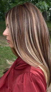 Sandy @i_be_wiggin wearing LEADING EDGE by TRESSALLURE in color EL17/23/R8 | Pale Auburn Beige Blonde Blend, Rooted Medium Brown, Highlighted Light Blonde with face framimg highlights