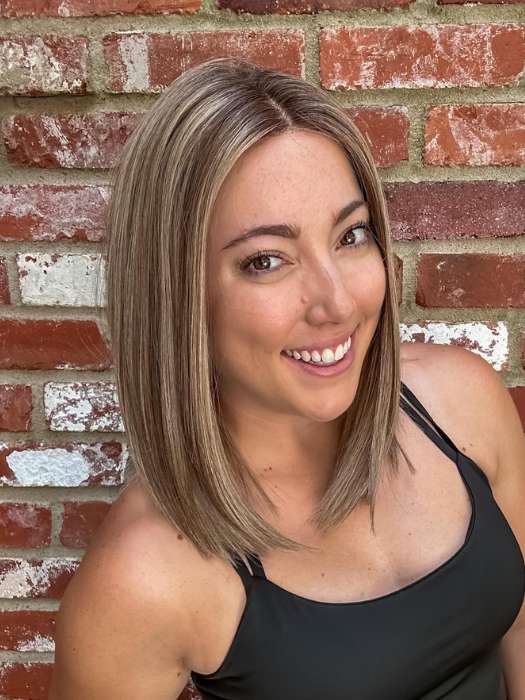 Jen Brown @thewiggygirl is wearing DRIVE by ELLEN WILLE in BERNSTEIN ROOTED 12.24.27 | Light Brown base with subtle Light Honey Blonde and Light Butterscotch Blonde highlights and Dark Roots