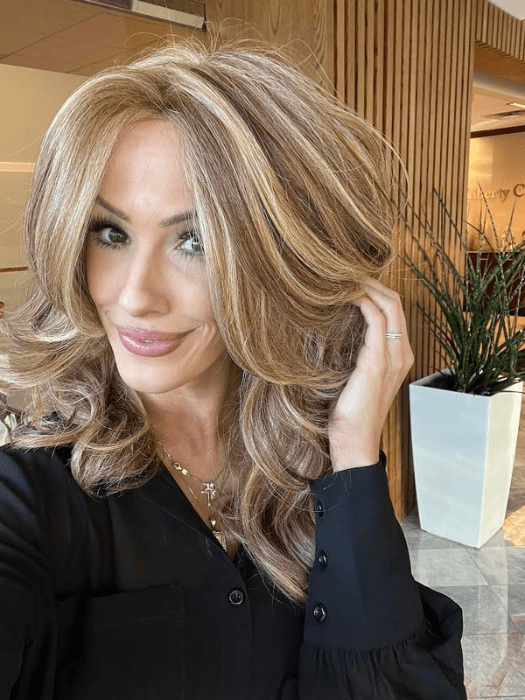 Jenna Fail @jenna_fail wearing STROKE OF GENIUS by RAQUEL WELCH WIGS in color RL29/25 GOLDEN RUSSET | Ginger Blonde Evenly Blended with Medium Golden Blonde