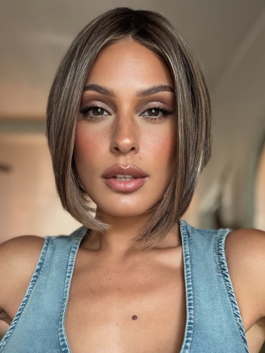 Roxie wearing DUA by ELLEN WILLE in CHOCOLATE FROSTED | Warm, luxurious, and full of depth —this shade is perfect for a multi -dimensional, polished finish.
