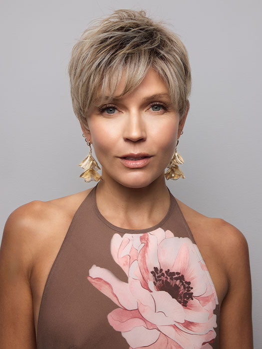 Model is wearing RIN in SEA SALT BLONDE R | A perfect mixture of cool, icy-blond and warm-dark blond. The rich brown root tone enhances the modern appearance
