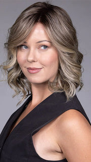 Model is wearing STREEP in SPARKLING CHAMPAGNE BLONDE R | A radiant blend of champagne blonde with soft golden and beige tones, grounded by natural-looking roots in ash brown and dark blonde.