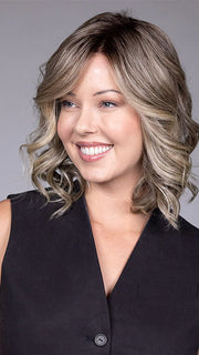 Model is wearing STREEP in SPARKLING CHAMPAGNE BLONDE R | A radiant blend of champagne blonde with soft golden and beige tones, grounded by natural-looking roots in ash brown and dark blonde.