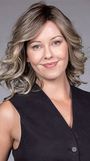 Model is wearing STREEP in SPARKLING CHAMPAGNE BLONDE R | A radiant blend of champagne blonde with soft golden and beige tones, grounded by natural-looking roots in ash brown and dark blonde.