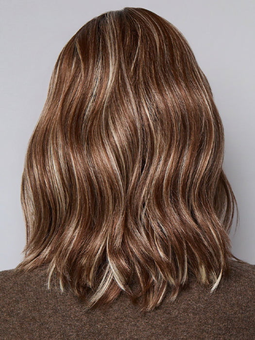 Model is wearing SMOOTH WAVEZ in color SNOWY UMBER R | Medium Ginger Brown base with White Blond highlights