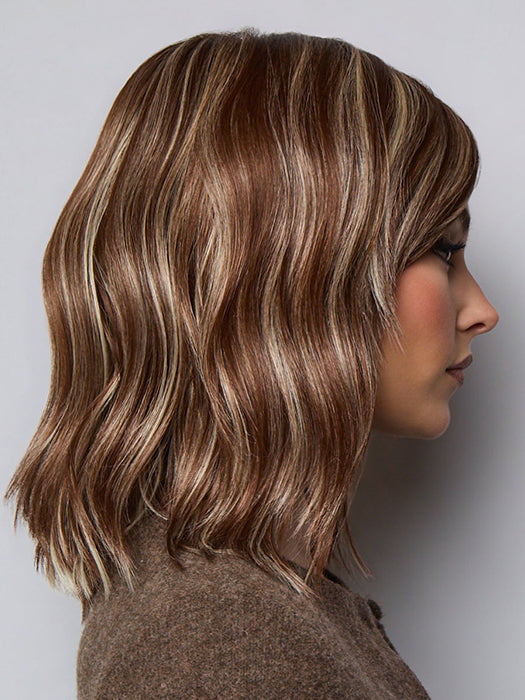 Model is wearing SMOOTH WAVEZ in color SNOWY UMBER R | Medium Ginger Brown base with White Blond highlights