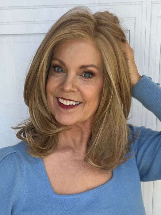 Susan @an_affair_with_hair wearing SHOWRUNNER by RAQUEL WELCH in shade RL14/25 HONEY GINGER | Dark Blonde Evenly Blended with Medium Golden Blonde