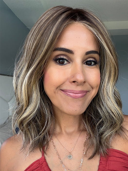 Lorena @faux.hurr.lifee wearing WAVY DAY by RAQUEL WELCH in color RL9/24SS ICED CAFÉ LATTE | Dark Brown shaded with Golden Brown