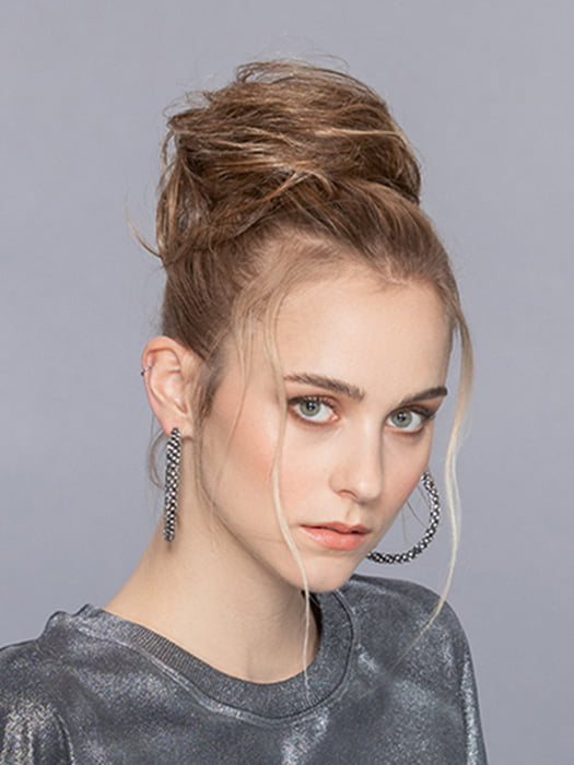 Model is wearing CASSIS by ELLEN WILLE in color BERNSTEIN MIX | Light Brown base with subtle Light Honey Blonde and Light Butterscotch Blonde highlights