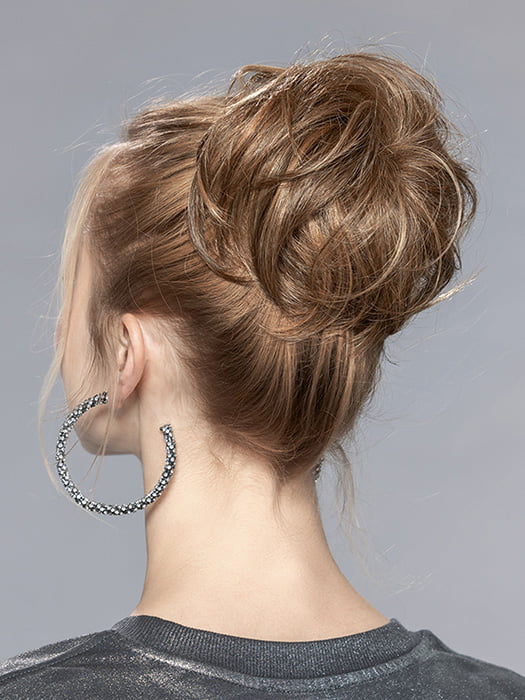 Model is wearing CASSIS by ELLEN WILLE in color BERNSTEIN MIX | Light Brown base with subtle Light Honey Blonde and Light Butterscotch Blonde highlights