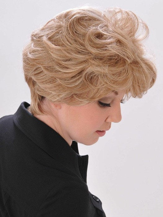 The long crown layers blend in with the layers at the neckline | Color:10/16